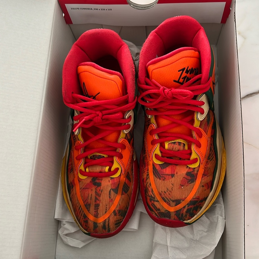 Kyrie Infinity basketball sneakers. Orange Size 6 youth. Perfect condition.